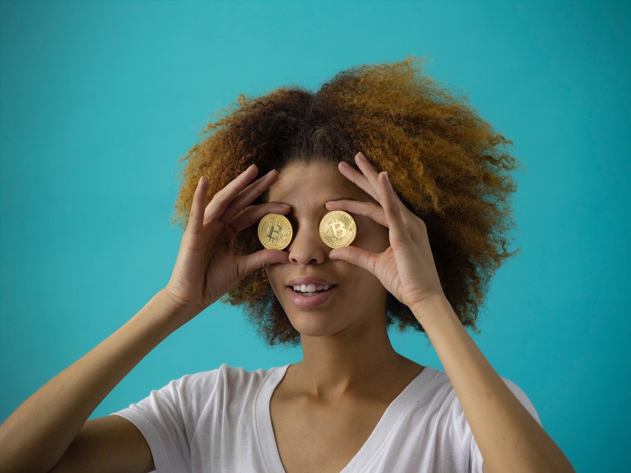 Girl looking through coins. Budgeting for teaching abroad can be easy! 